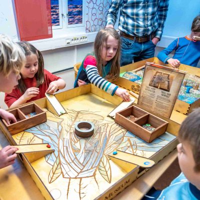 kids-in-museum-2