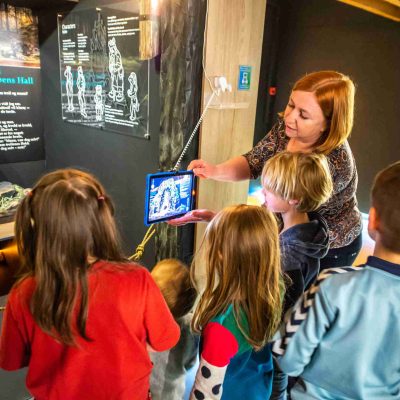 kids-in-museum-4