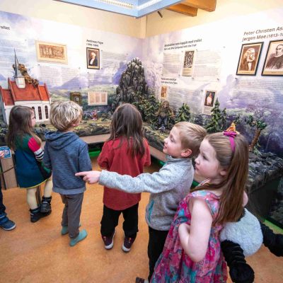 kids-in-museum-6